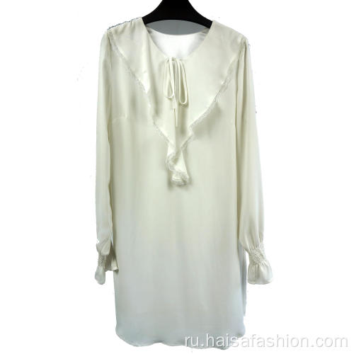 Белое женское платье с воланами